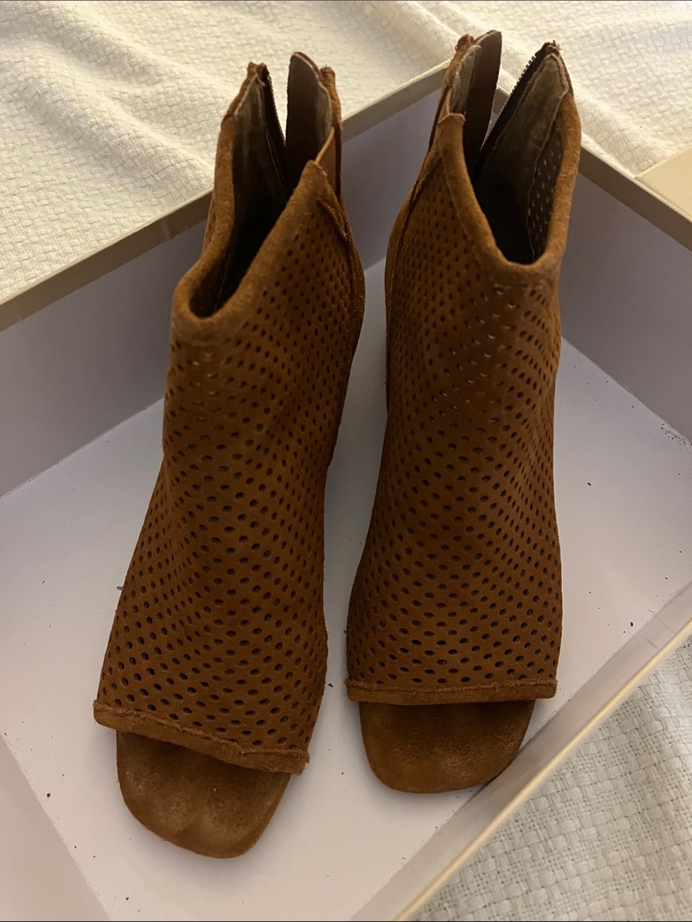 🍁Fall look! NYDJ Tan Perforated Suede Peep-Toe Ankle Booties
